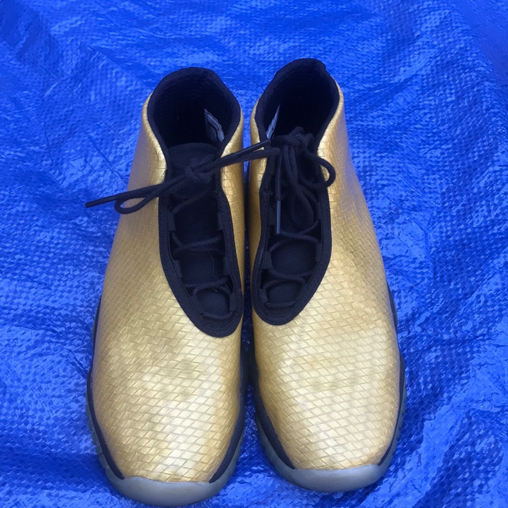 Jordan future in gold and black 6Y 38.5